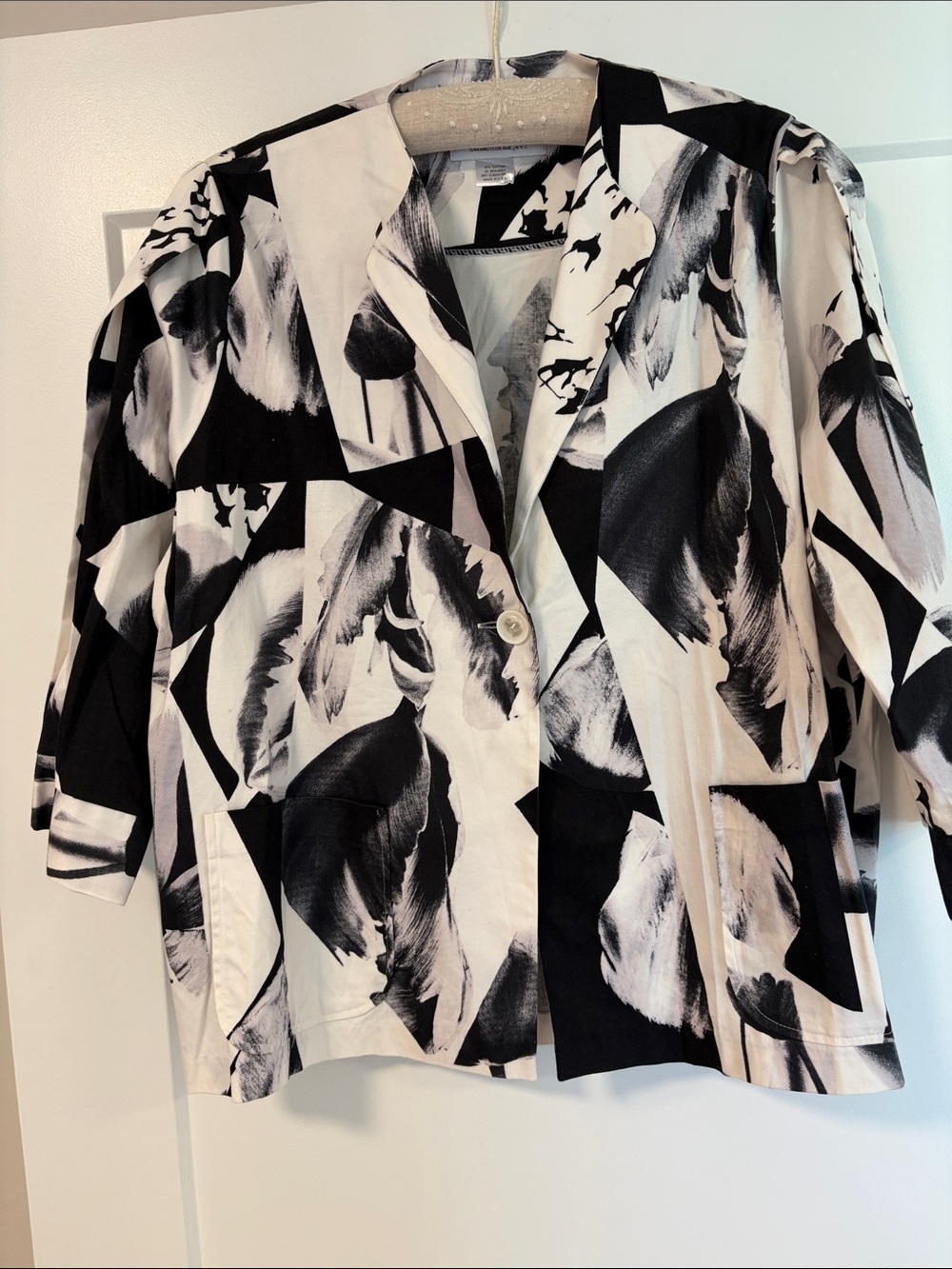E. Emmelle Black & White Abstract Print Button Jacket.